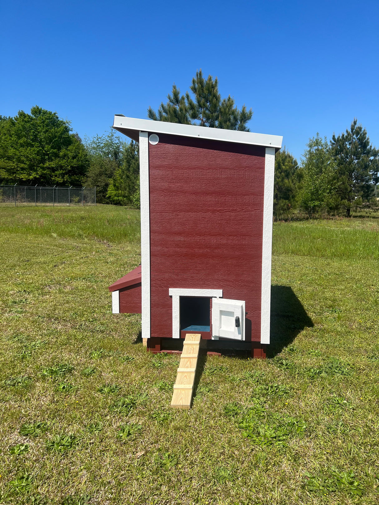 Chicken Coop - Walk-In (Up to 18 Chickens)