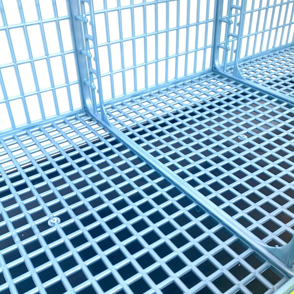 Hatching Time Cimuka. GL40 15" Grow out pen elliptical flooring shown without interior divider wall.